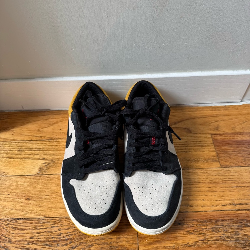 Nike Air Jordan 1 Low University Gold Size 9.5